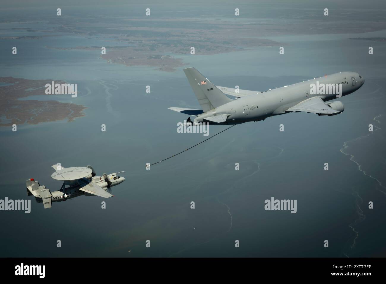 Un KC-46A Pegasus conduce test di compatibilità del rifornimento aereo con un e-2D Advanced Hawkeye della US Navy Air test and Evalu Foto Stock