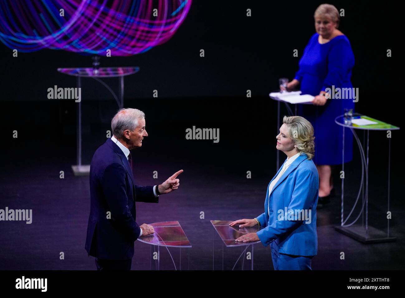 Arendal 20240815. Il leader del lavoro Jonas Gahr Store e il leader della FRP Sylvi Listhaug partecipano al dibattito guidato da Fredrik Solvang nella cultura di Arendal e nel municipio durante la settimana di Arendal. Erna Solberg sullo sfondo. Foto: Heiko Junge / NTB Foto Stock