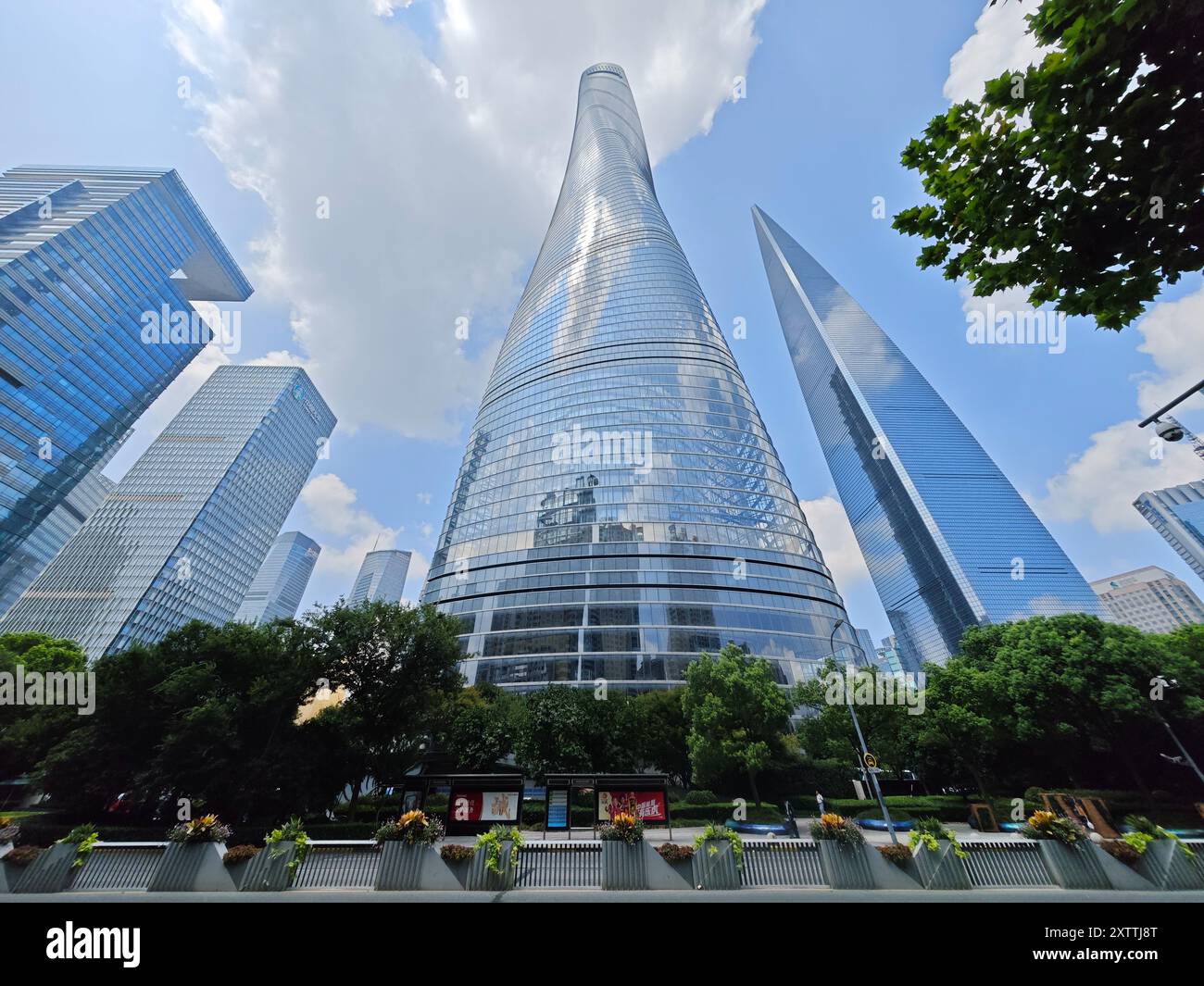 SHANGHAI, CINA - 16 AGOSTO 2024 - edifici alti sono visibili in via Lujiazui nel quartiere Pudong di Shanghai, Cina, 16 agosto 2024. Foto Stock