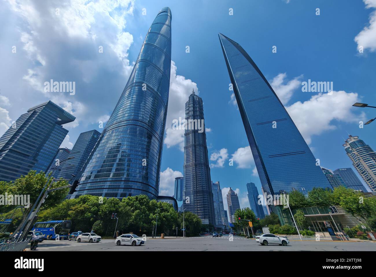 SHANGHAI, CINA - 16 AGOSTO 2024 - edifici alti sono visibili in via Lujiazui nel quartiere Pudong di Shanghai, Cina, 16 agosto 2024. Foto Stock