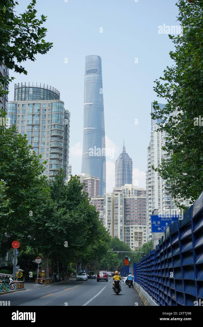 SHANGHAI, CINA - 16 AGOSTO 2024 - edifici alti sono visibili in via Lujiazui nel quartiere Pudong di Shanghai, Cina, 16 agosto 2024. Foto Stock