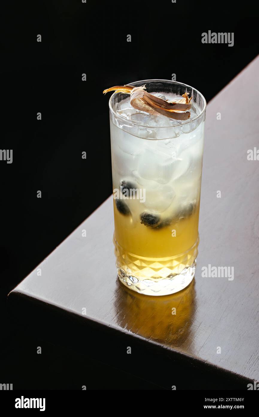 cocktail alcolico con frutti di bosco . menu a barre Foto Stock