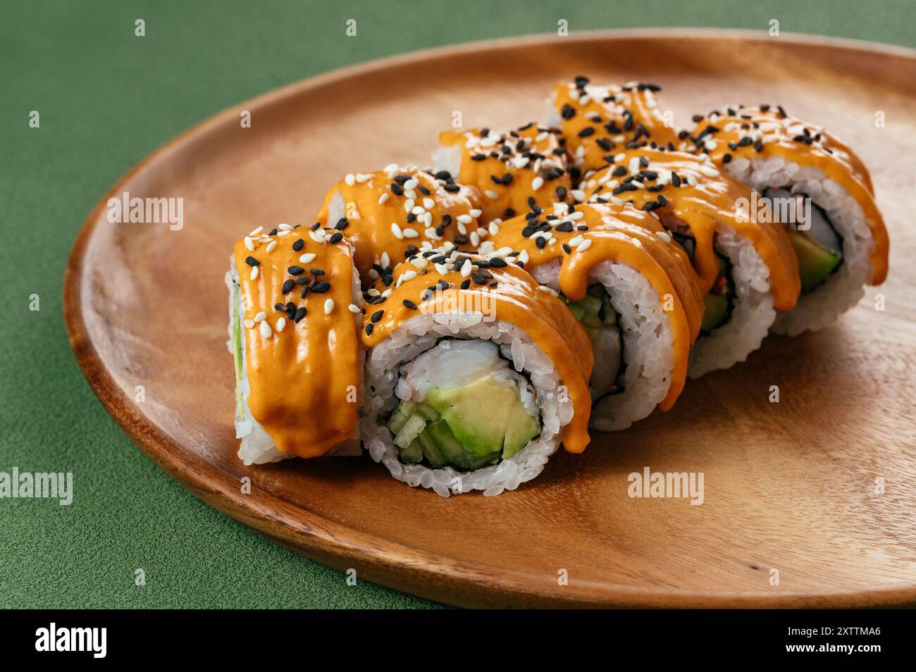 Sushi roll giapponese con gamberi, avocado e salsa Foto Stock