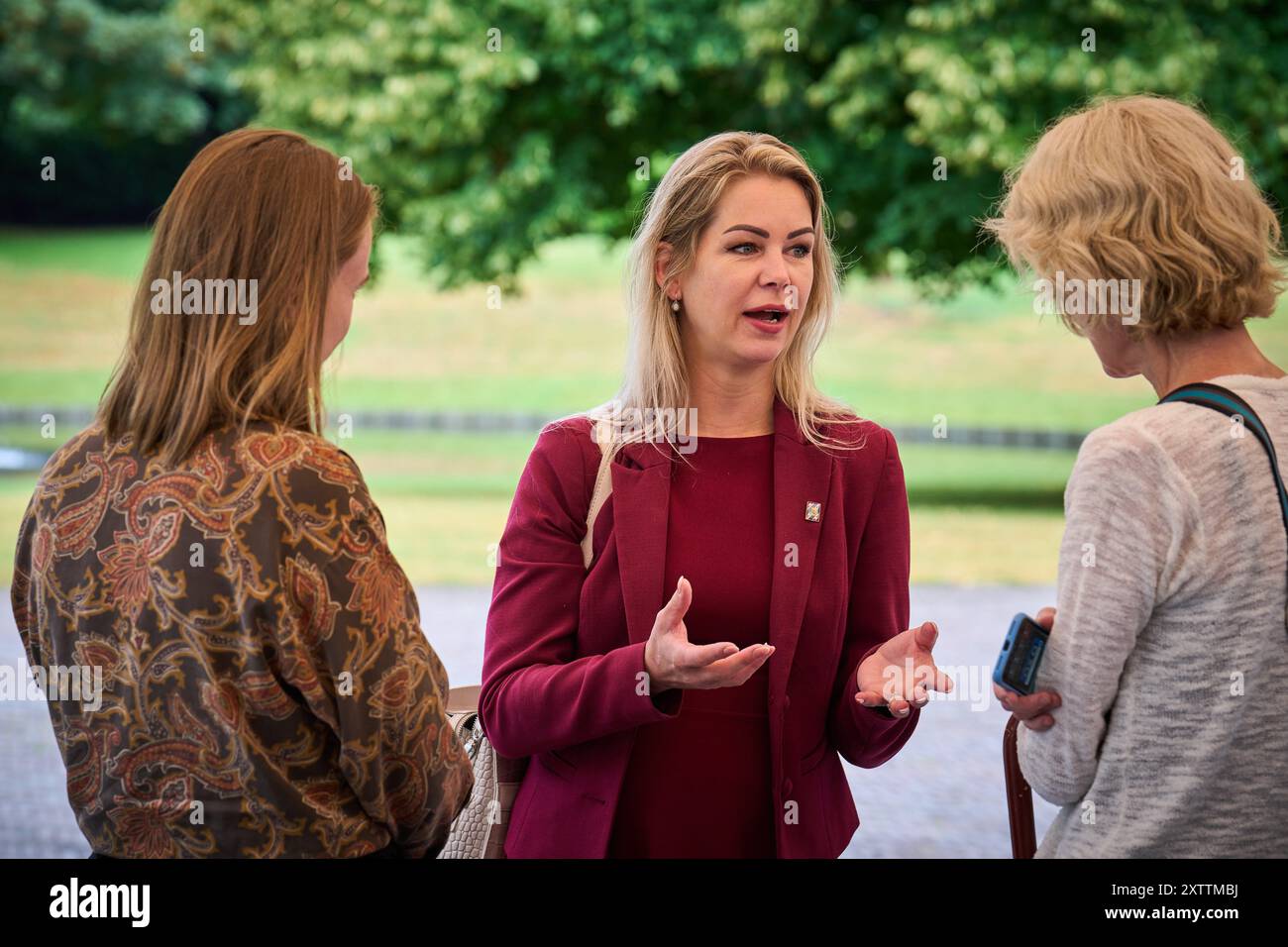 DEN HAAG - Femke Marije Wiersma, Ministro dell'Agricoltura, della pesca, della sicurezza alimentare e della natura, arriva al Catshuis per il primo consiglio regolare dei ministri dopo la pausa estiva. Normalmente, questi incontri si svolgono presso il Ministero degli affari generali al Binnenhof, ma a causa della sua ristrutturazione, la squadra ministeriale si dirotta verso la residenza ufficiale del primo ministro. ANP PHIL NIJHUIS netherlands Out - belgio Out Foto Stock