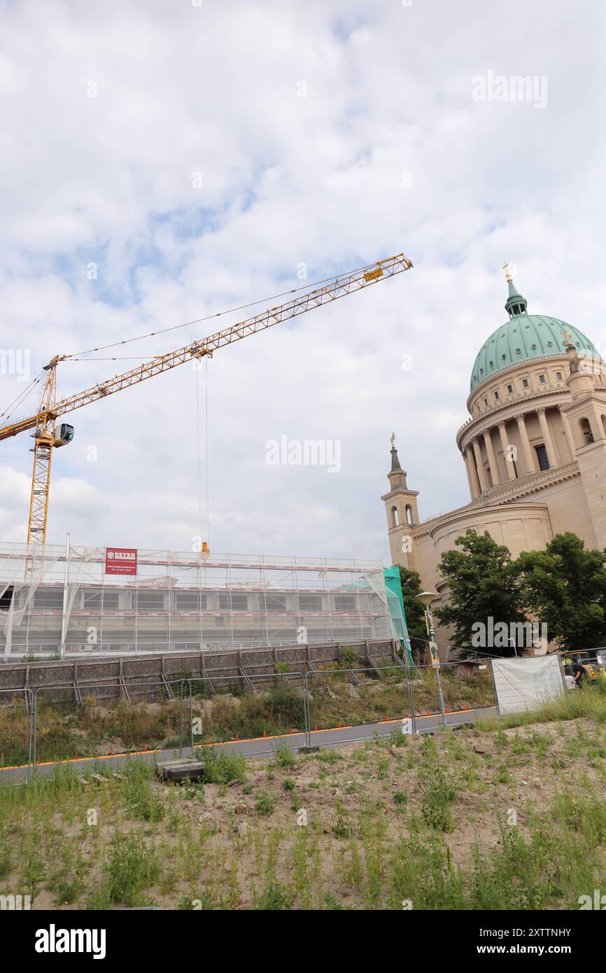 Abrissarbeiten am Staudenhof a Potsdam, 15. Agosto 2024. Rechts die Nikolaikirche. Abriss Staudenhof Potsdam *** lavori di demolizione presso lo Staudenhof di Potsdam, 15 agosto 2024, sulla destra la Nikolaikirche Demolition Staudenhof Potsdam Foto Stock