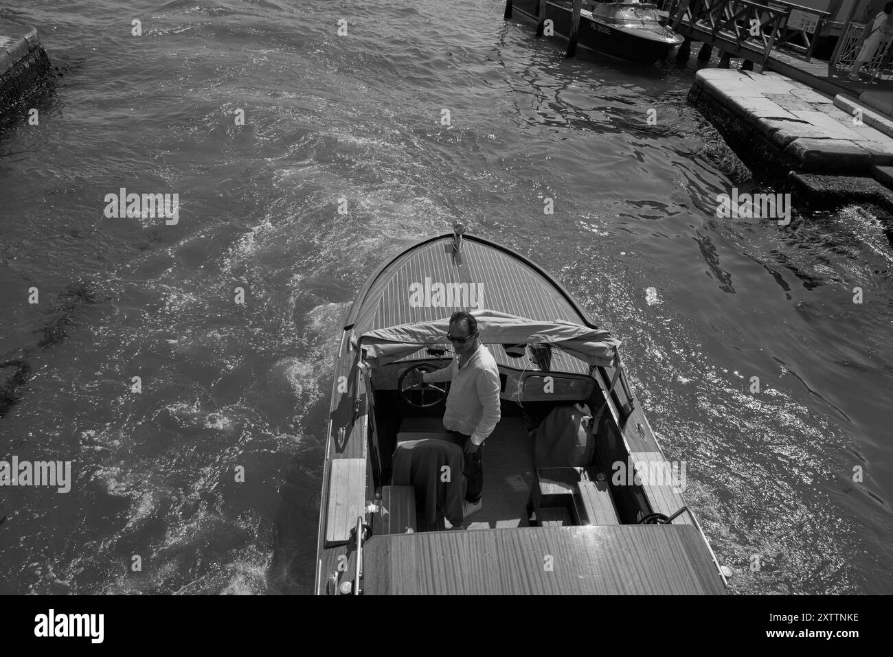 Giro in gondola veneziana - viaggio tranquillo sul canale navigabile Foto Stock