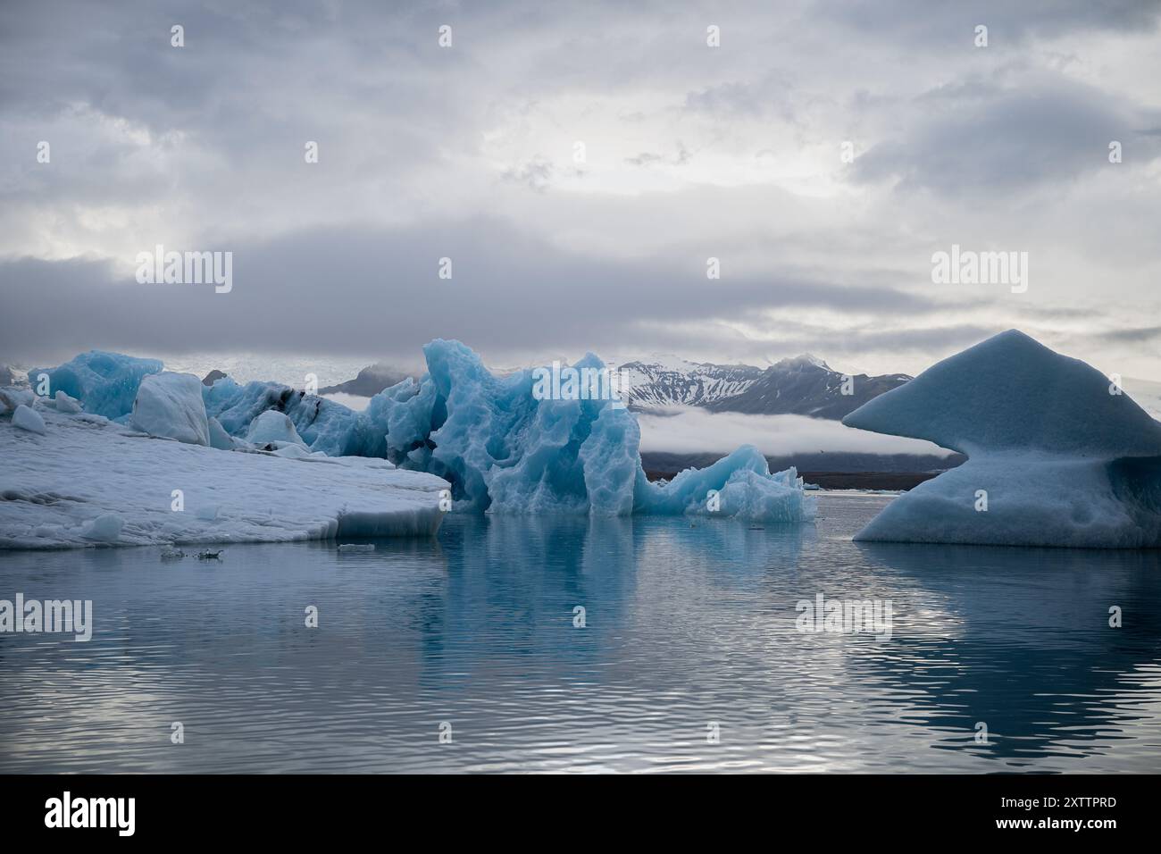 Iceberg sulla laguna del ghiacciaio Jökulsárlón, Islanda Foto Stock