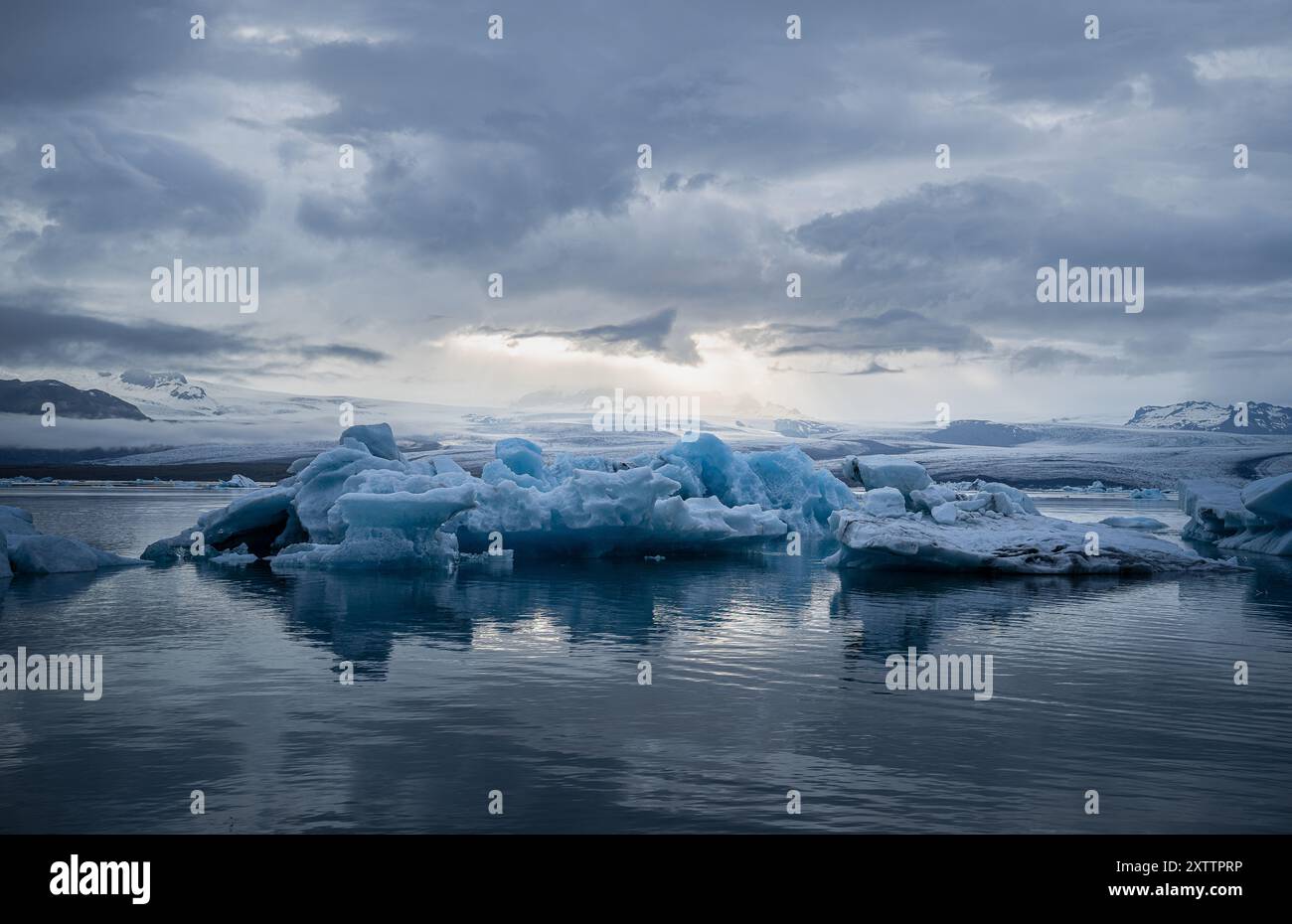 Gli iceberg galleggiano sulla laguna del ghiacciaio Jokulsarlon Foto Stock
