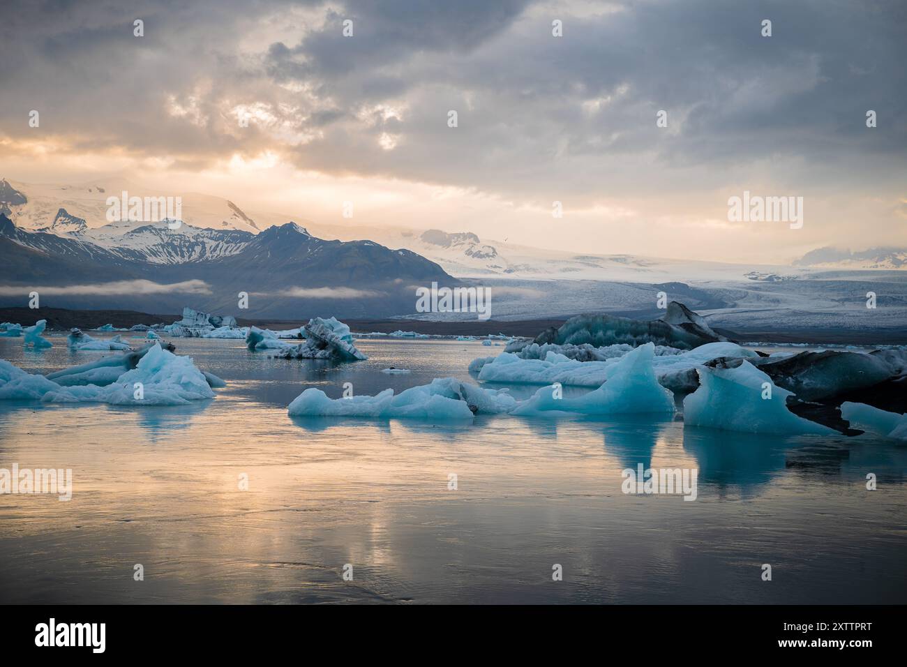 Vista panoramica di iceberg in laguna glaciale, Islanda Foto Stock