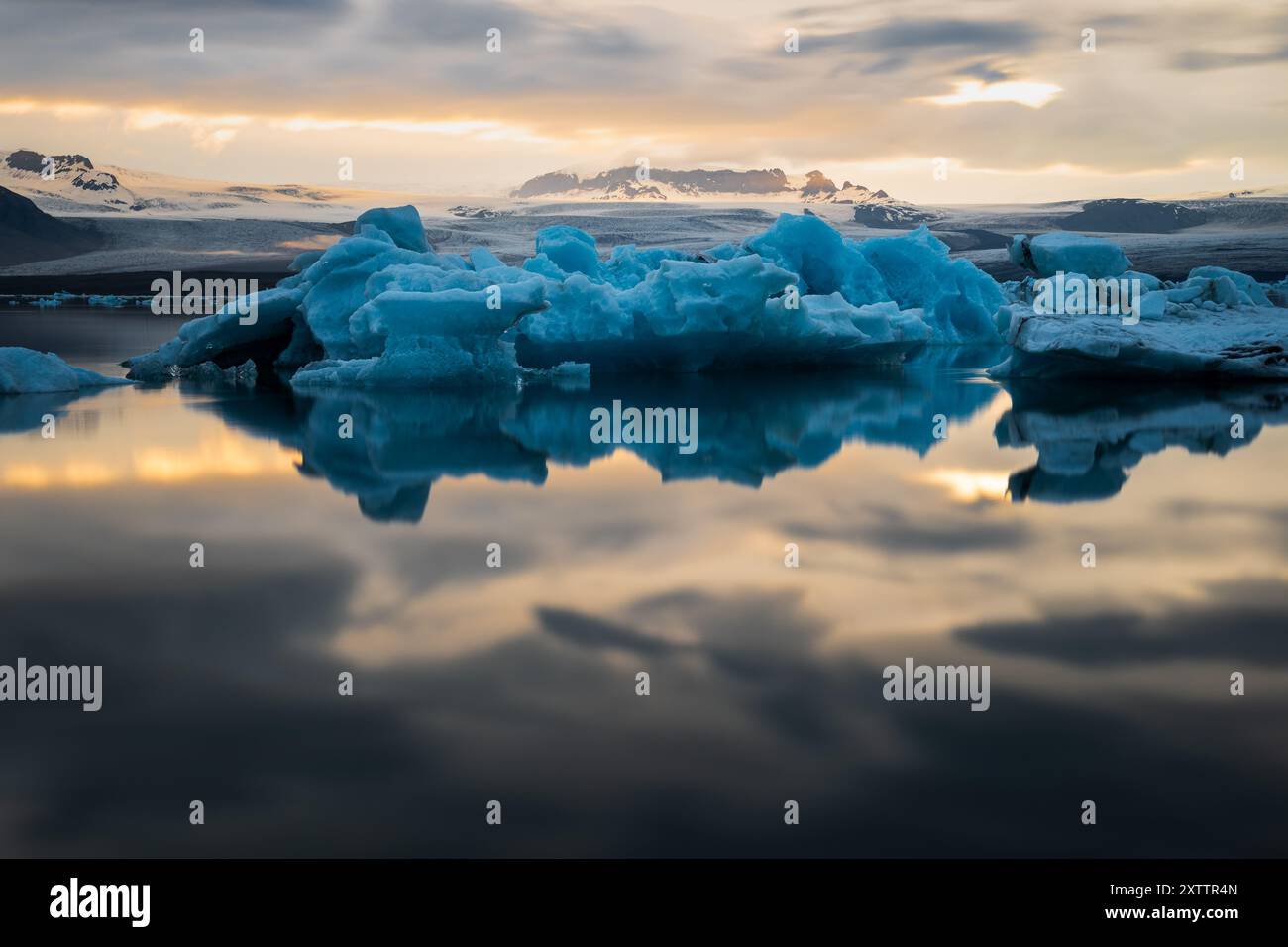 Vista panoramica di iceberg in laguna glaciale, Islanda Foto Stock
