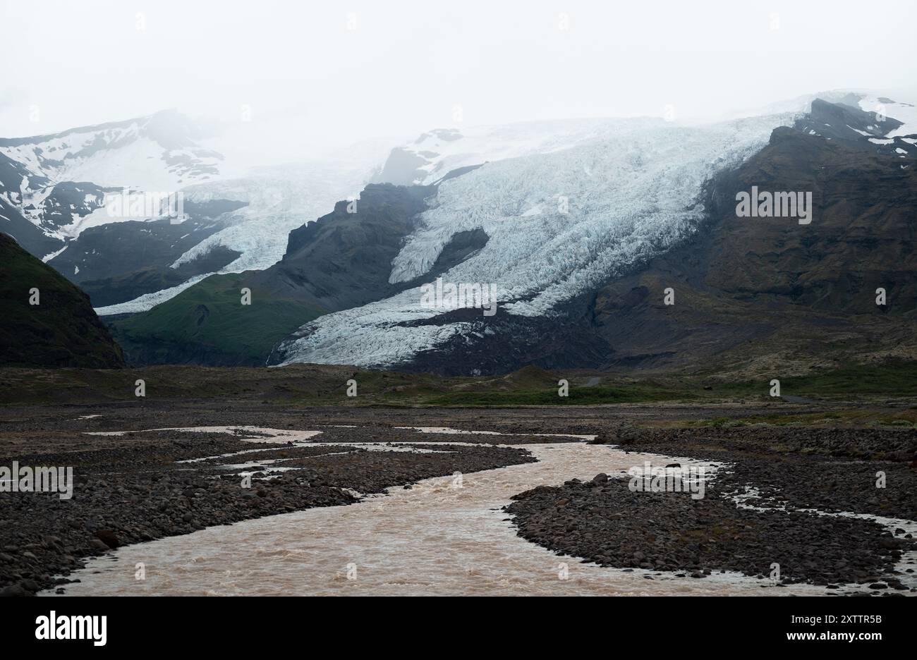 Paesaggio islandese con ghiacciaio e fiume in primo piano, Islanda Foto Stock