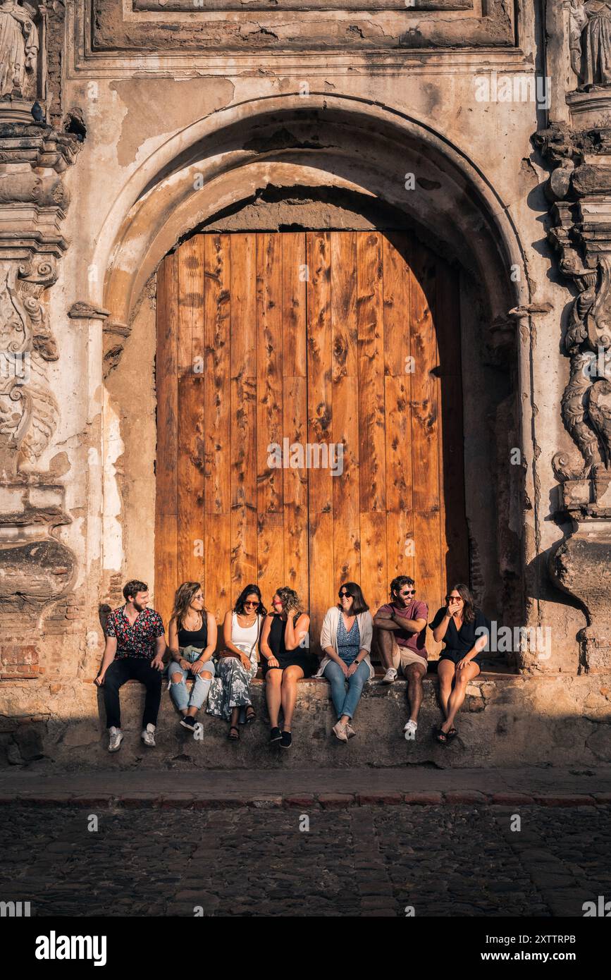 Gruppo di amici che esplorano Antigua Guatemala Foto Stock