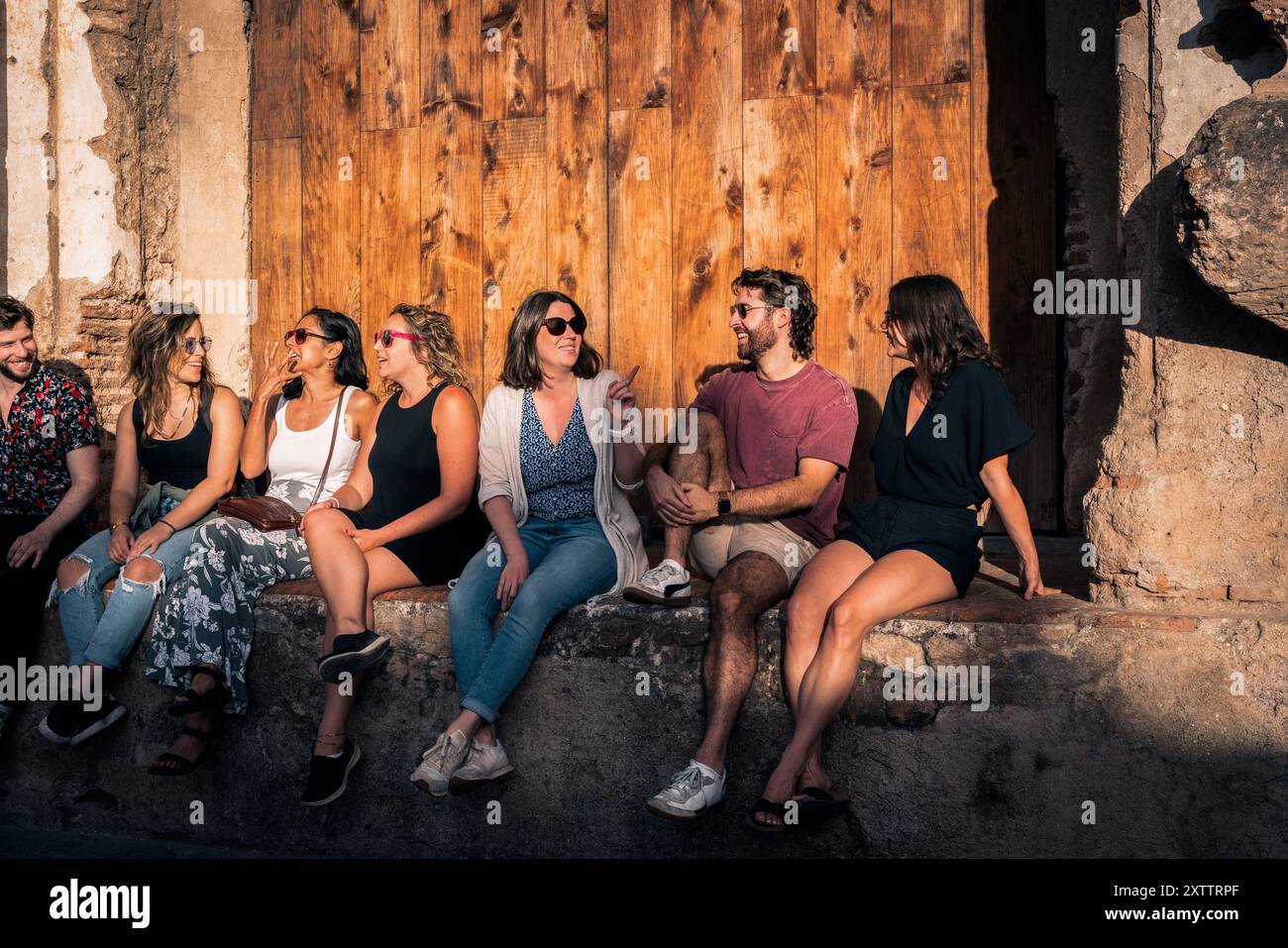 Amici che escono e ridono in un Paese straniero Foto Stock