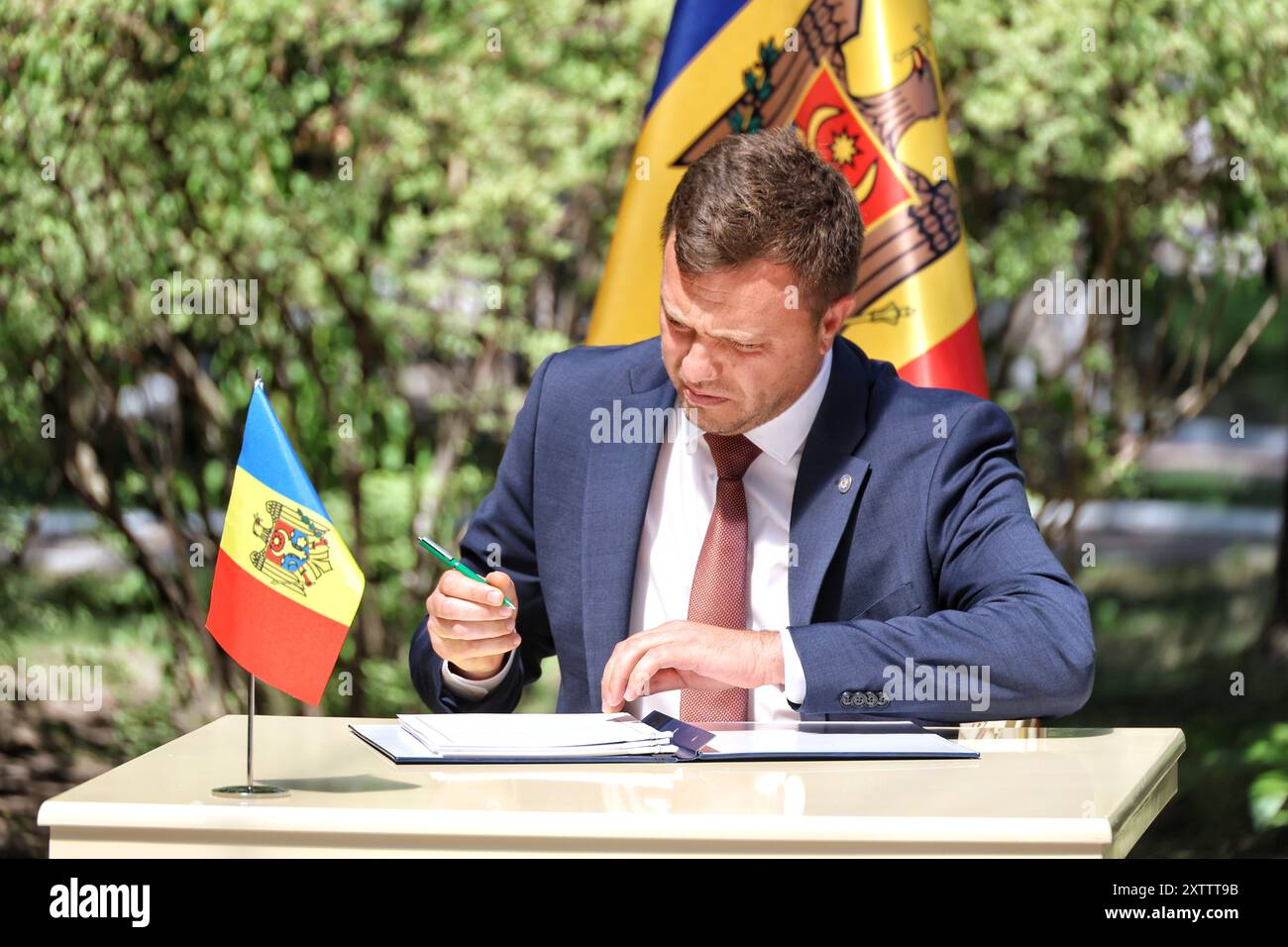ODESA, UCRAINA - 15 AGOSTO 2024 - il ministro dell'ambiente della Repubblica moldova Sergiu Lazarencu firma l'accordo tra il Gabinetto dei ministri dell'Ucraina e il governo della Repubblica moldova sull'attuazione della convenzione sulla valutazione dell'impatto ambientale in un contesto transfrontaliero (convenzione di Espoo), Odesa, Ucraina meridionale. Foto Stock