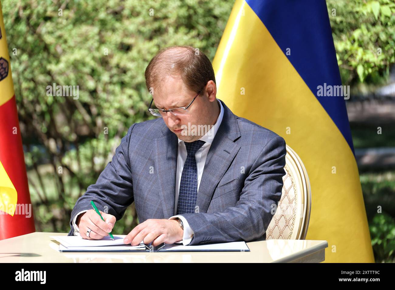 ODESA, UCRAINA - 15 AGOSTO 2024 - il ministro della protezione ambientale e delle risorse naturali dell'Ucraina Ruslan Strilets firma l'accordo tra il Gabinetto dei ministri dell'Ucraina e il governo della Repubblica di Moldova sull'attuazione della convenzione sulla valutazione dell'impatto ambientale in un contesto transfrontaliero (convenzione di Espoo), Odesa, Ucraina meridionale. Foto Stock