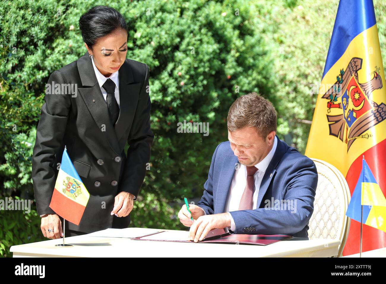 ODESA, UCRAINA - 15 AGOSTO 2024 - il ministro dell'ambiente della Repubblica moldova Sergiu Lazarencu firma l'accordo tra il Gabinetto dei ministri dell'Ucraina e il governo della Repubblica moldova sull'attuazione della convenzione sulla valutazione dell'impatto ambientale in un contesto transfrontaliero (convenzione di Espoo), Odesa, Ucraina meridionale. Foto Stock