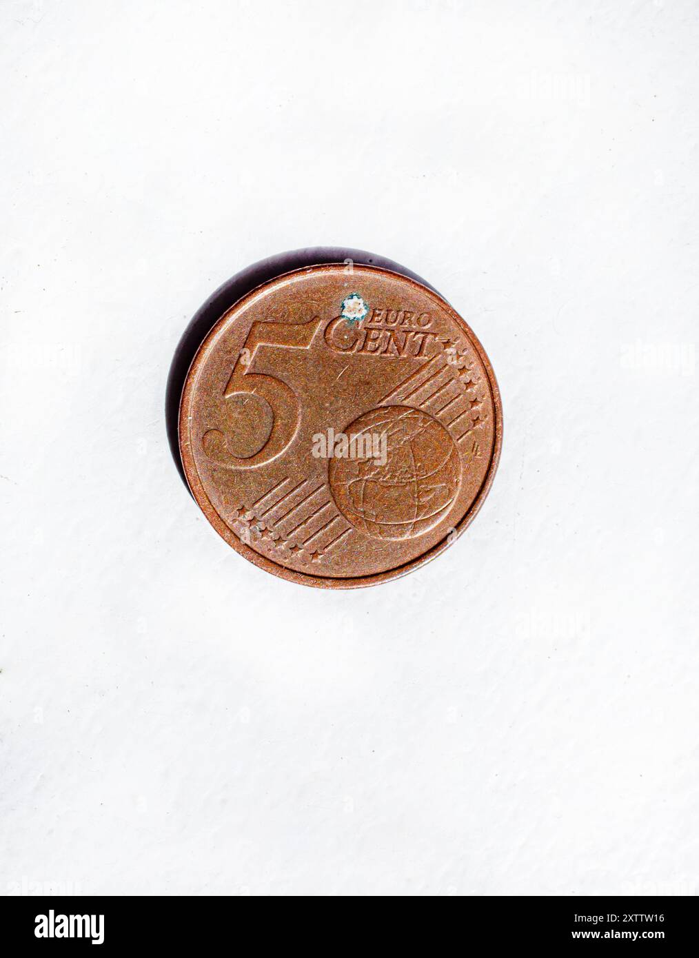 Cinque euro cent isolati su sfondo bianco Foto Stock