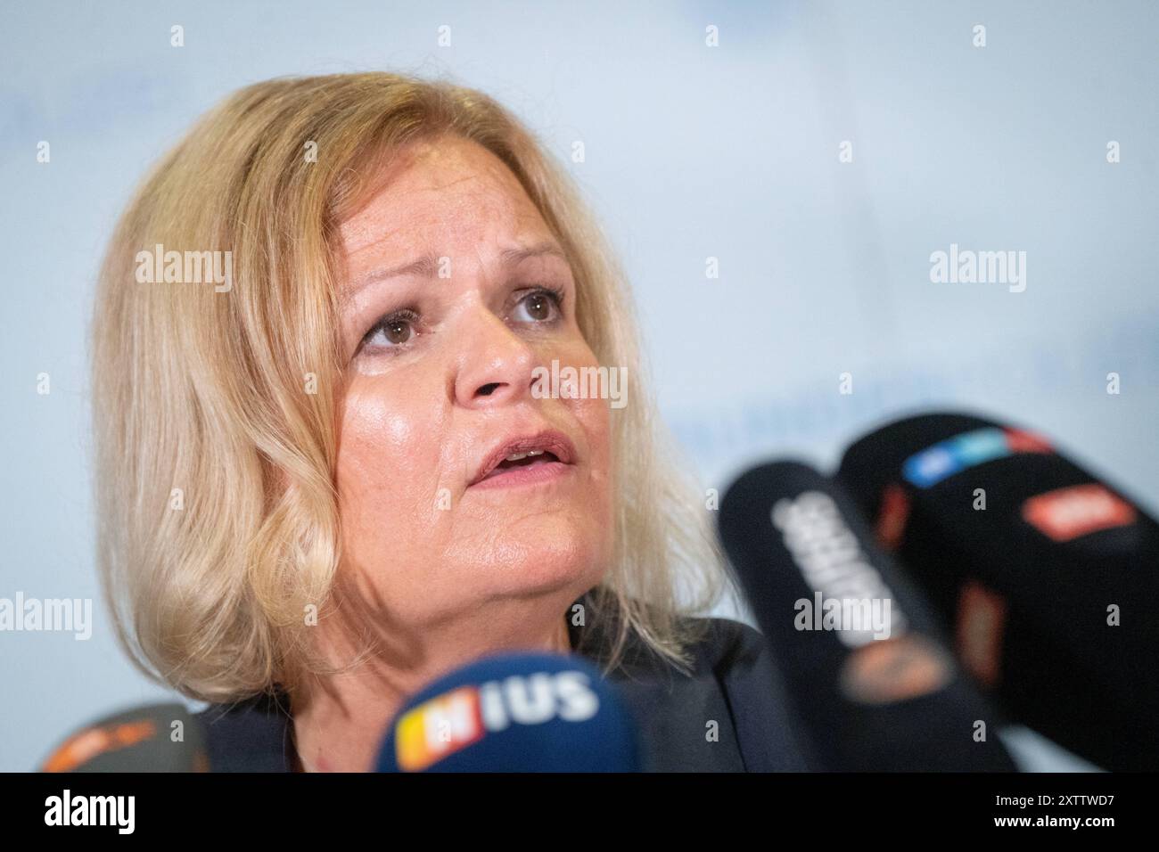 Die Bundesministerin Nancy Faeser gibt im Ostbahnhof ein Pressestatement ab und beantwortet Fragen der anwesenden JournalistenBundesinnenministerin Faeser eröffnet am Berliner Ostbahnhof die erste Anlaufstelle der Bundespolizei zum Schutz von Frauen vor Gewalt, Berlin Berlin Deutschland Ostbahnhof *** il ministro federale Nancy Faeser fa una dichiarazione stampa all'Ostbahnhof e risponde alle domande dei giornalisti l'attuale ministro federale degli interni Faeser apre i primi contatti dei Polici federali per la protezione delle donne contro la violenza a Berlino Ostbahnhof, Berlino Berlino Germania Ost Foto Stock