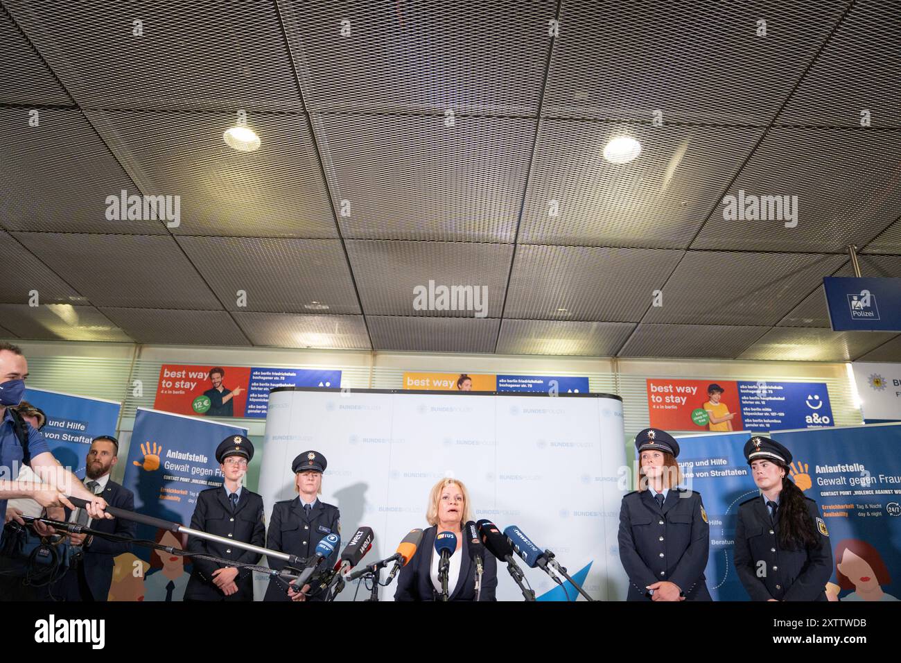 Die Bundesministerin Nancy Faeser gibt im Ostbahnhof ein Pressestatement ab und beantwortet Fragen der anwesenden JournalistenBundesinnenministerin Faeser eröffnet am Berliner Ostbahnhof die erste Anlaufstelle der Bundespolizei zum Schutz von Frauen vor Gewalt, Berlin Berlin Deutschland Ostbahnhof *** il ministro federale Nancy Faeser fa una dichiarazione stampa all'Ostbahnhof e risponde alle domande dei giornalisti l'attuale ministro federale degli interni Faeser apre i primi contatti dei Polici federali per la protezione delle donne contro la violenza a Berlino Ostbahnhof, Berlino Berlino Germania Ost Foto Stock