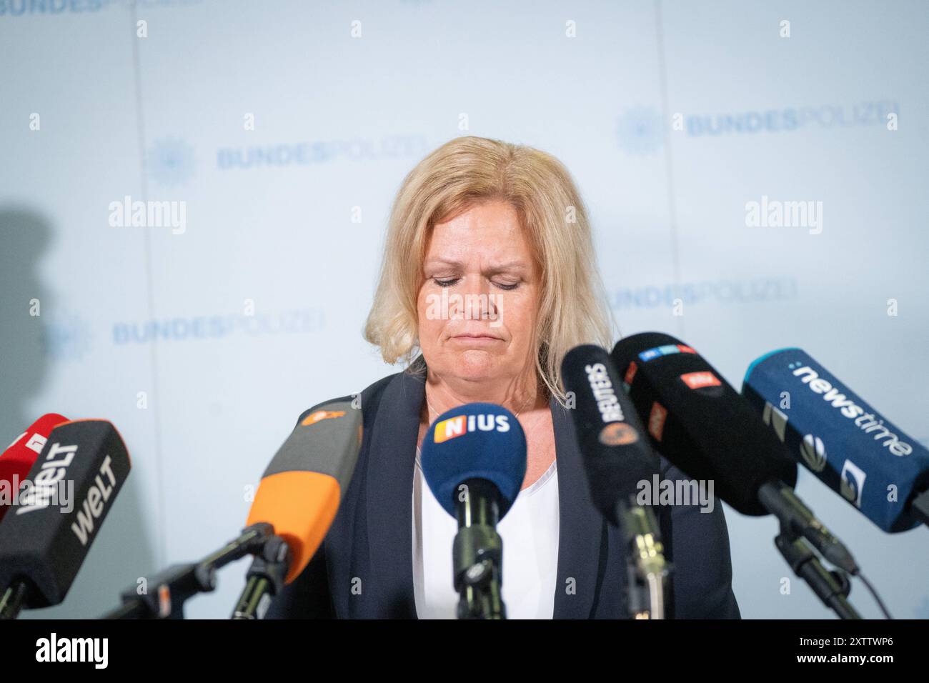 Die Bundesministerin Nancy Faeser gibt im Ostbahnhof ein Pressestatement ab und beantwortet Fragen der anwesenden JournalistenBundesinnenministerin Faeser eröffnet am Berliner Ostbahnhof die erste Anlaufstelle der Bundespolizei zum Schutz von Frauen vor Gewalt, Berlin Berlin Deutschland Ostbahnhof *** il ministro federale Nancy Faeser fa una dichiarazione stampa all'Ostbahnhof e risponde alle domande dei giornalisti l'attuale ministro federale degli interni Faeser apre i primi contatti dei Polici federali per la protezione delle donne contro la violenza a Berlino Ostbahnhof, Berlino Berlino Germania Ost Foto Stock