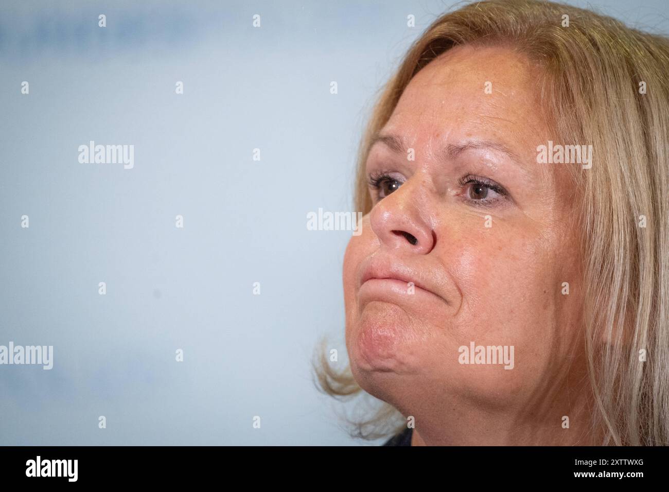 Die Bundesministerin Nancy Faeser gibt im Ostbahnhof ein Pressestatement ab und beantwortet Fragen der anwesenden JournalistenBundesinnenministerin Faeser eröffnet am Berliner Ostbahnhof die erste Anlaufstelle der Bundespolizei zum Schutz von Frauen vor Gewalt, Berlin Berlin Deutschland Ostbahnhof *** il ministro federale Nancy Faeser fa una dichiarazione stampa all'Ostbahnhof e risponde alle domande dei giornalisti l'attuale ministro federale degli interni Faeser apre i primi contatti dei Polici federali per la protezione delle donne contro la violenza a Berlino Ostbahnhof, Berlino Berlino Germania Ost Foto Stock