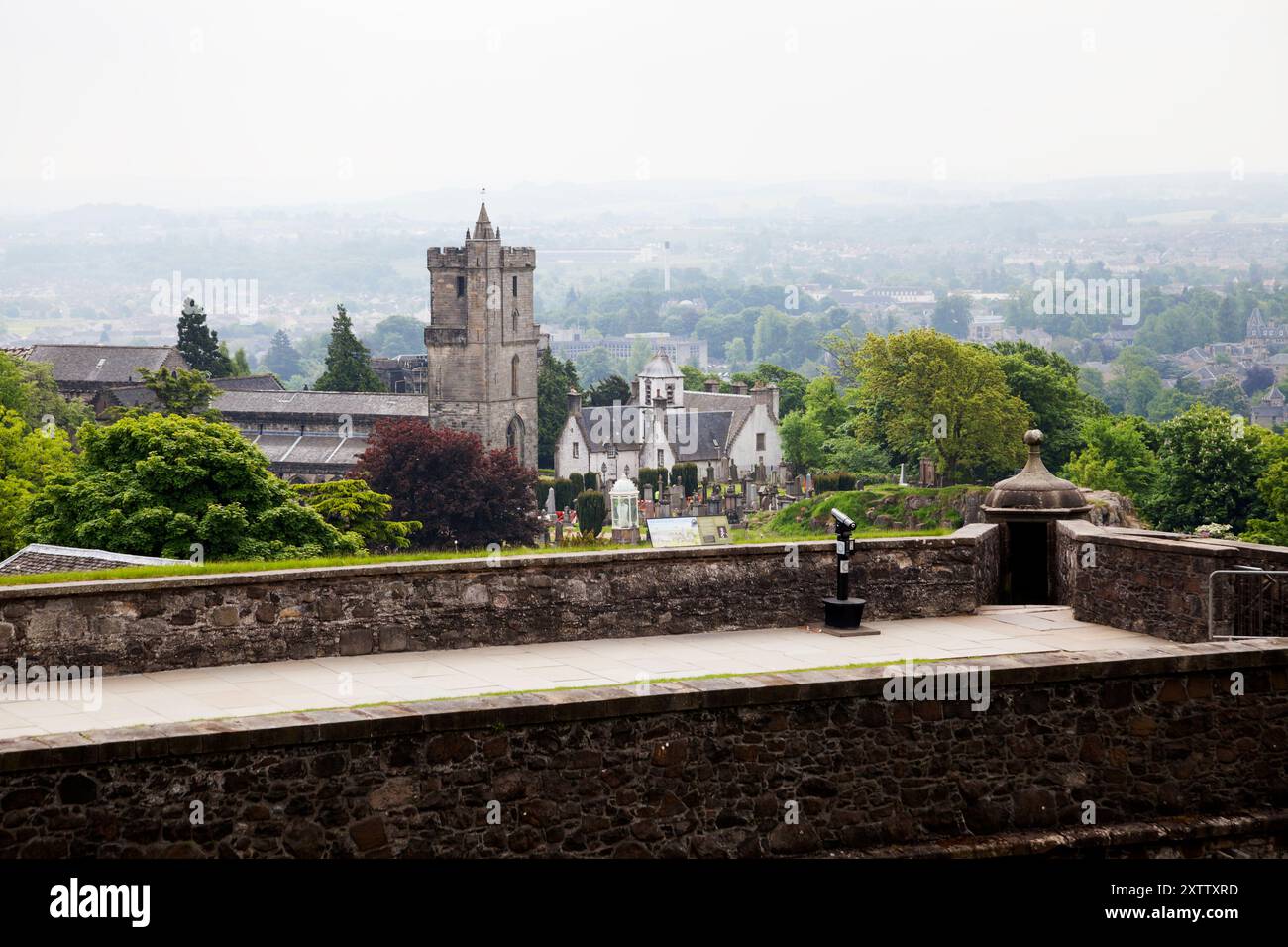 Vista dal Castello di Stirling con la Chiesa della Santa Rude e l'ospedale Cowane, Stirling, Scozia Foto Stock