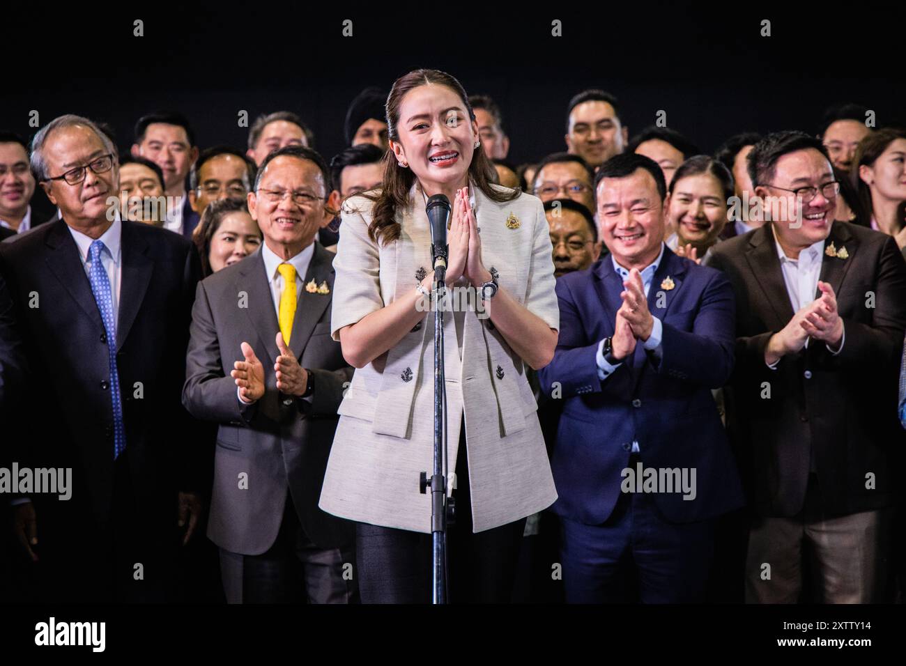 16 agosto 2024, Bangkok, Bangkok, Thailandia: Agosto'‹ 16, 2024, Bangkok, Thailandia, il neo-eletto primo ministro della Thailandia Paetongtarn Shinawatra(C) reagisce mentre viene celebrata dai membri del partito dopo aver vinto il voto parlamentare per diventare primo ministro presso la sede del Partito Pheu Thai a Bangkok, Thailandia. Il leader del Partito Pheu Thai Paetongtarn Shinawatra, la figlia più giovane dell'ex Premier Thaksin Shinawatra, riuscì nel voto parlamentare a diventare il 31 ° primo ministro della Thailandia. (Immagine di credito: © Wissarut Weerasopon/ZUMA Press Wire) SOLO PER USO EDITORIALE! Foto Stock