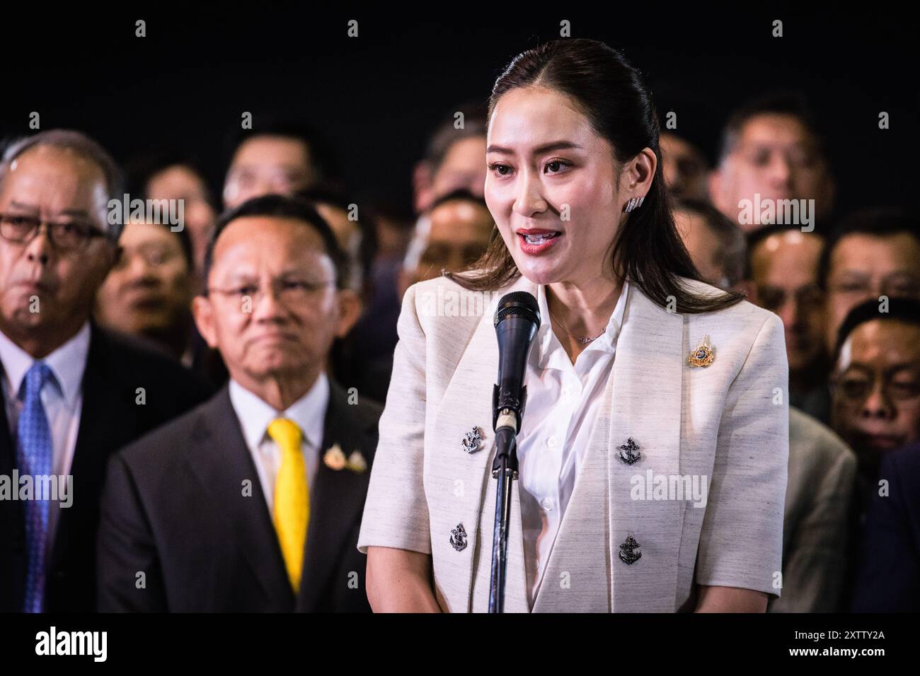 16 agosto 2024, Bangkok, Bangkok, Thailandia: Agosto'‹ 16, 2024, Bangkok, Thailandia, il neo-eletto primo ministro della Thailandia Paetongtarn Shinawatra (C) parla in una conferenza stampa dopo aver vinto il voto parlamentare per diventare primo ministro presso la sede del Partito Pheu Thai a Bangkok, Thailandia. Il leader del Partito Pheu Thai Paetongtarn Shinawatra, la figlia più giovane dell'ex Premier Thaksin Shinawatra, riuscì nel voto parlamentare a diventare il 31 ° primo ministro della Thailandia. (Immagine di credito: © Wissarut Weerasopon/ZUMA Press Wire) SOLO PER USO EDITORIALE! Non per Commerc Foto Stock