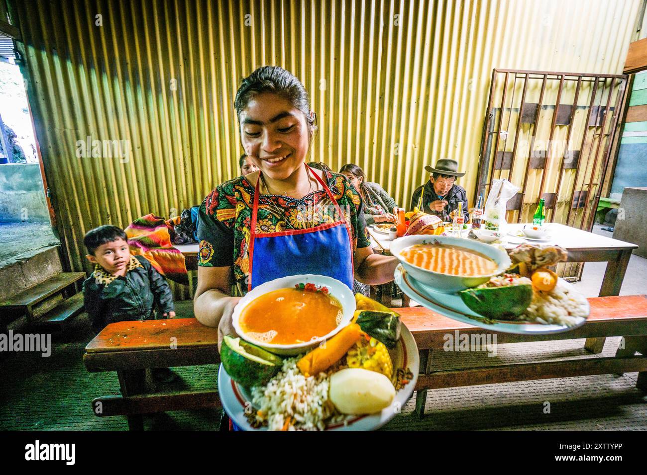 Ristorante casalingo nel mercato tradizionale, Sololá, dipartimento di Sololá, Guatemala, America centrale Foto Stock