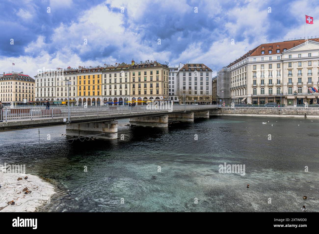 Hotel di lusso lungo le rive del Lago di Ginevra, Svizzera. Con le sue acque cristalline, il bellissimo lago è simile a uno specchio da fotografare. Foto Stock