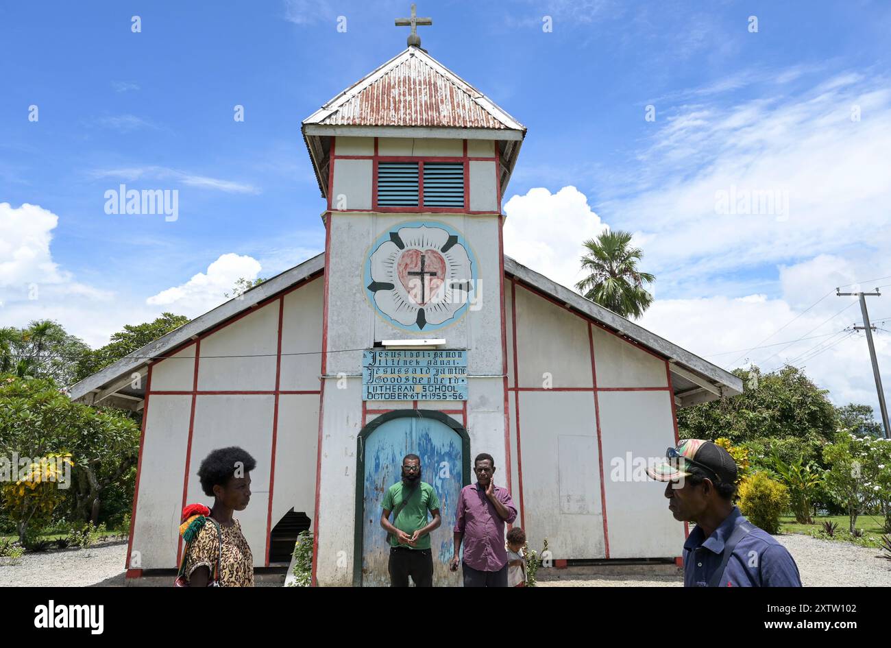 PAPUA NUOVA GUINEA, Madang, villaggio Riwo, chiesa luterana del buon Pastore, fu costruita nel 1955, la maggior parte delle missioni cristiane furono avviate nel periodo coloniale tedesco / PAPUA NEUGUINEA, Madang, Dorf Riwo, lutherische Kirche, viele Missionen sind in der deutschen Kolonialzeit entstanden Foto Stock