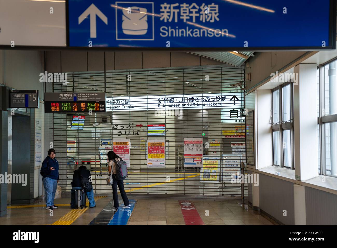 Tokyo, Giappone. 16 agosto 2024. I passeggeri si trovano accanto ad una stazione Shinkansen chiusa a Tokyo, Giappone, 16 agosto 2024. Ampil, il settimo tifone dell'anno, ha colpito il Giappone venerdì, forzando la cancellazione dei servizi di trasporto pubblico. Crediti: Zhang Xiaoyu/Xinhua/Alamy Live News Foto Stock