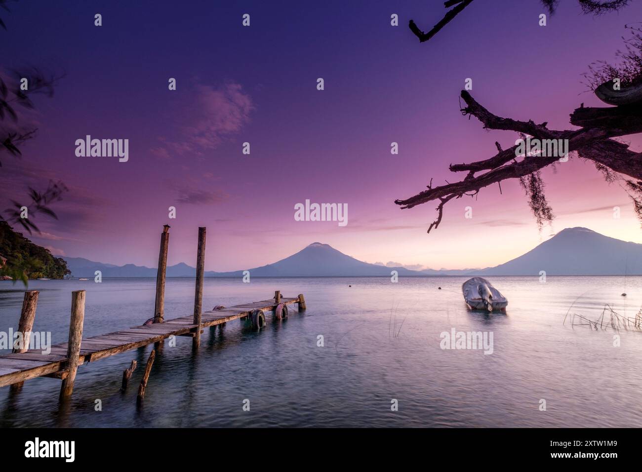 Ormeggi e vulcani tradizionali di Atitlan 3537 m. e San Pedro 3020 m. Lago Atitlan, dipartimento di Sololá, Repubblica del Guatemala, America centrale Foto Stock