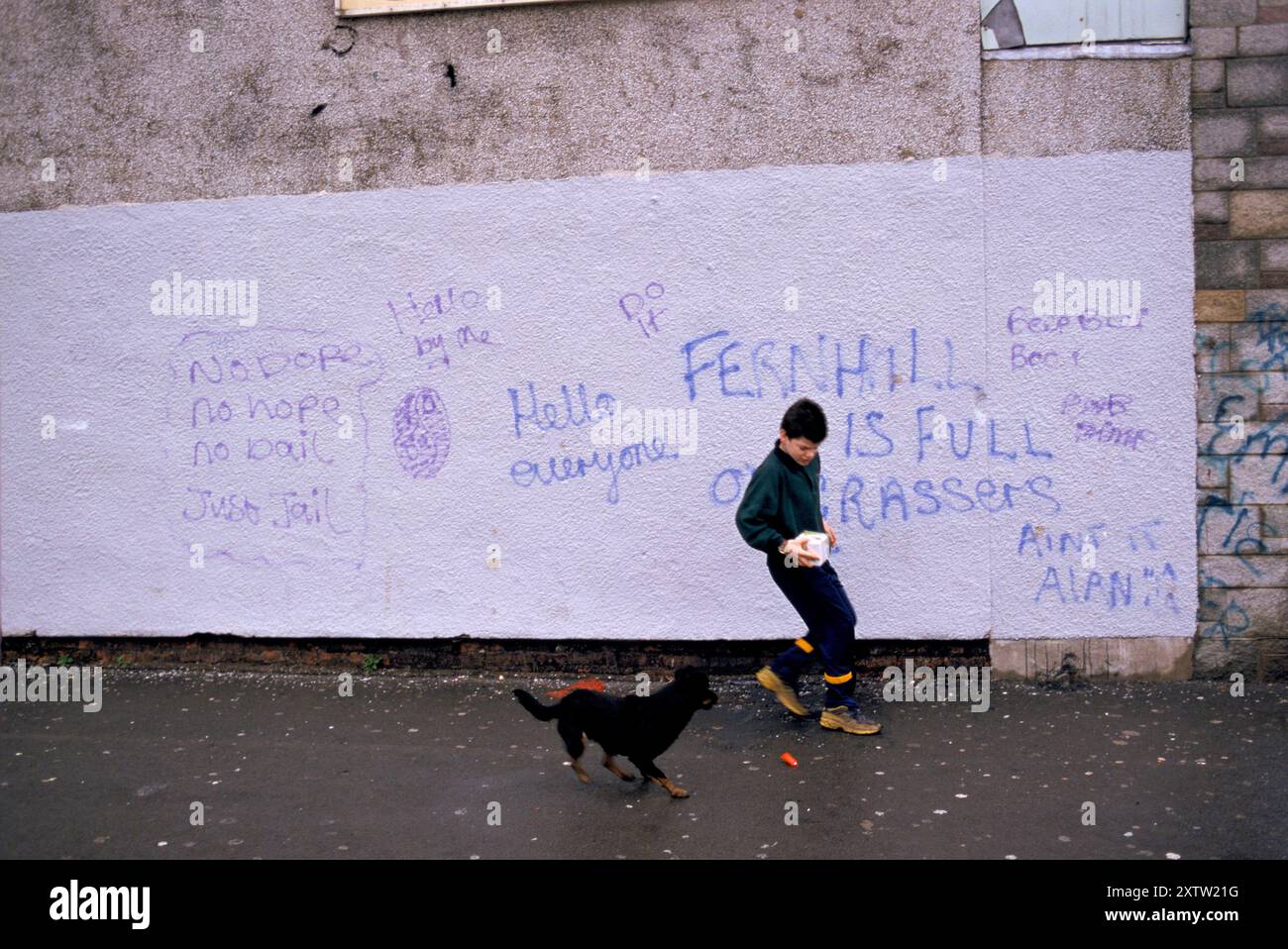 Mountain Ash Galles recessione anni '1990 Regno Unito. La tenuta di Fernhill ha più del 90% di disoccupazione di lunga durata Graffiti dice "No Dope, No Hope, No Bail Just Jail. Fernhill è pieno di Grassers' 1998 HOMER SYKES Foto Stock