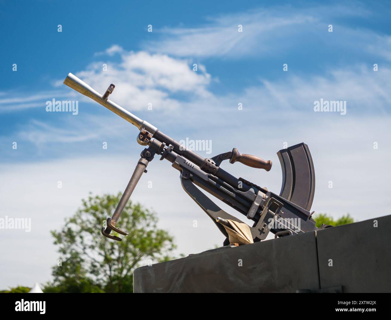 Una mitragliatrice Bren della seconda guerra mondiale che punta verso il cielo al festival storico di Chalke Valley, Broad Chalke Wiltshire, Regno Unito Foto Stock