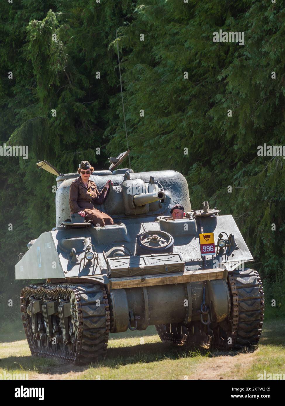 Un carro armato Sherman della seconda guerra mondiale con una donna vestita con un abito militare, Chalke Valley History Festival, Broad Chalke Wiltshire UK Foto Stock Un carro armato Sherman della seconda guerra mondiale con una donna vestita con un abito militare, Chalke Valley History Festival, Broad Chalke Wiltshire UK Foto Stock