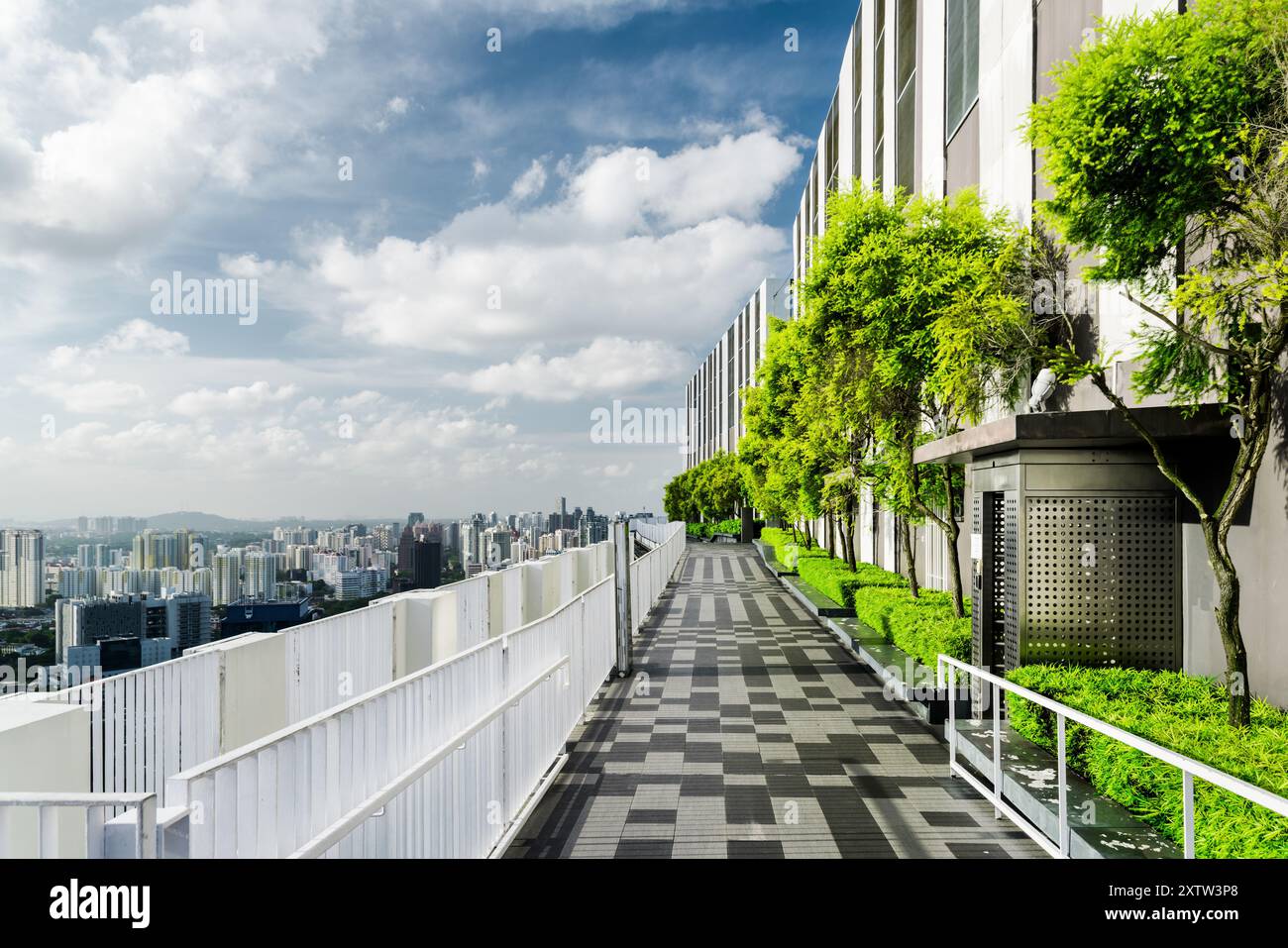 Incredibile giardino sul tetto di Singapore. Terrazza esterna con parco Foto Stock