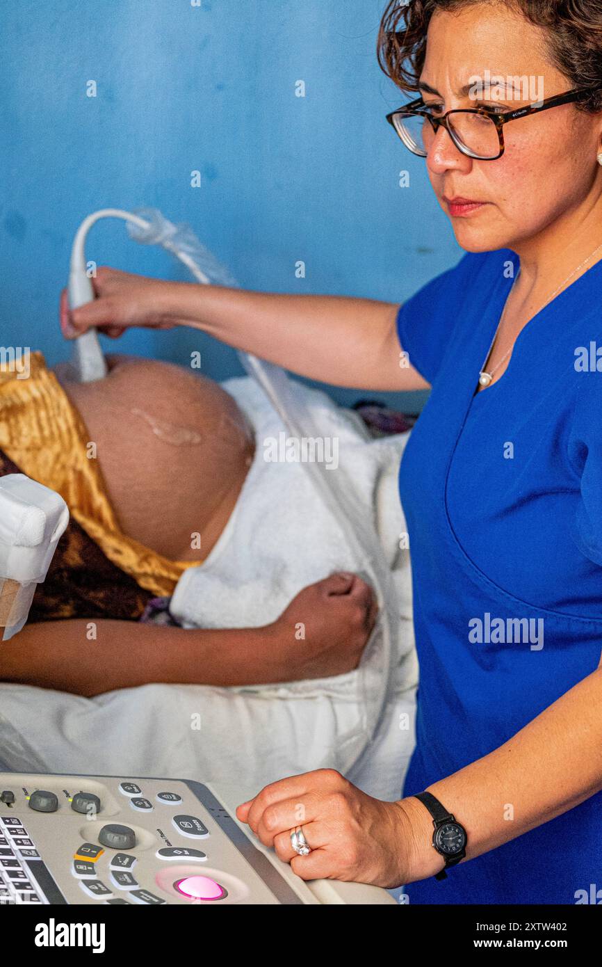 Ecografia per il monitoraggio della gravidanza, centro sanitario, San Bartolomé Jocotenango, Guatemala, America centrale Foto Stock