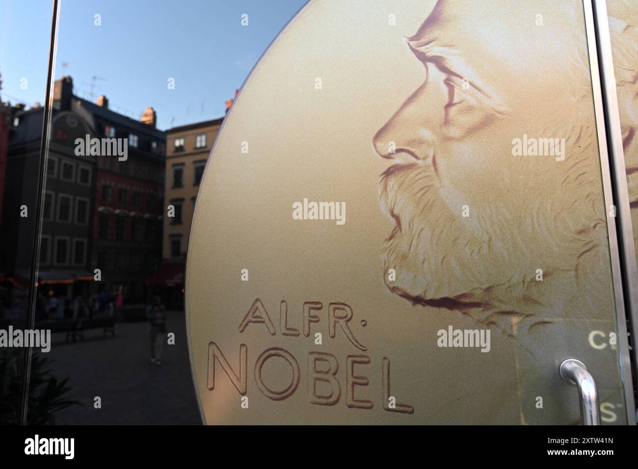 Stoccolma, Svezia - 29 luglio 2024: Ritratto di Alfred Nobel all'ingresso del Museo del Premio Nobel si trova nella città vecchia di Stoccolma. Foto Stock