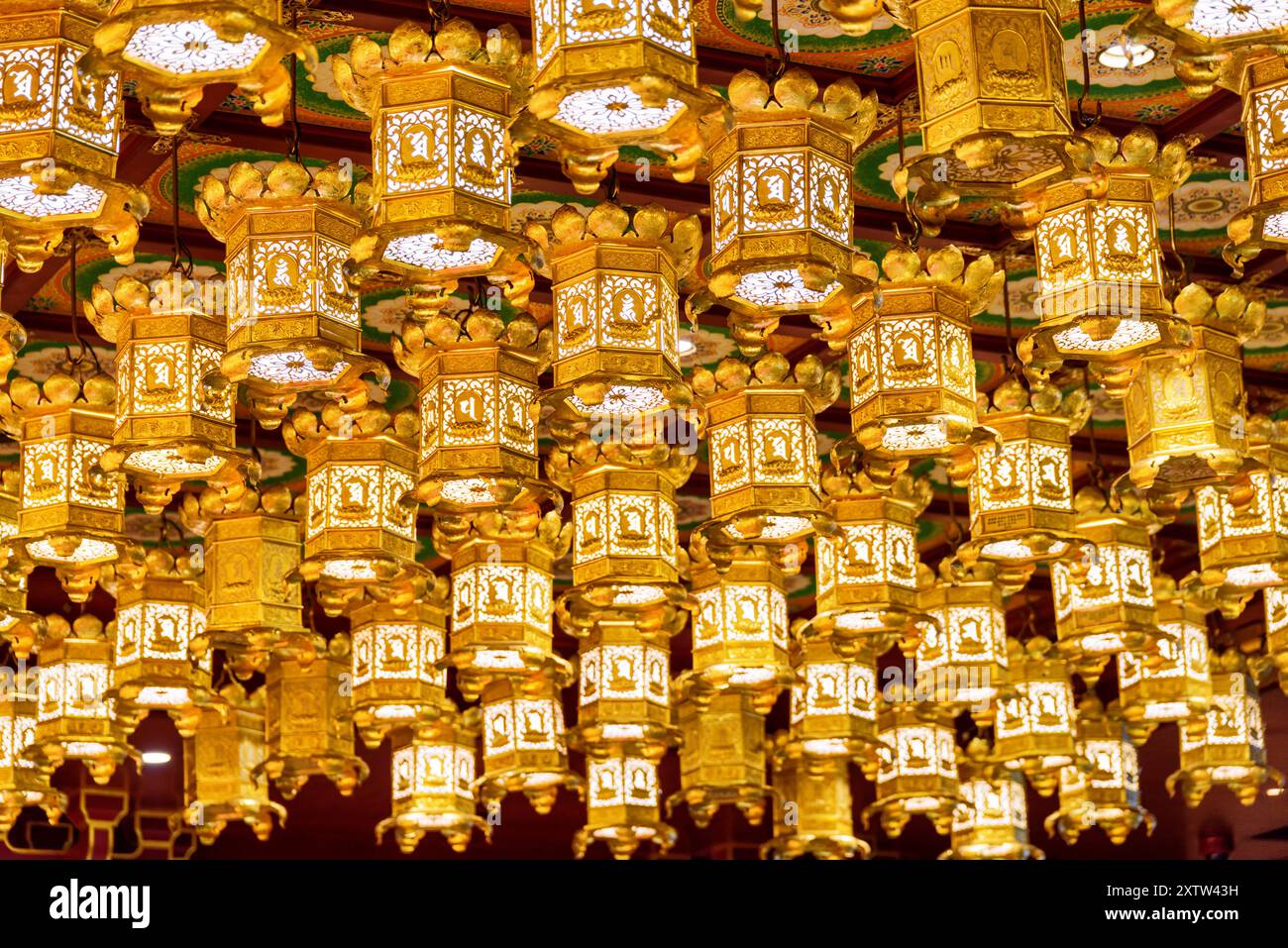 Lanterne a soffitto dorate in un tempio buddista Foto Stock