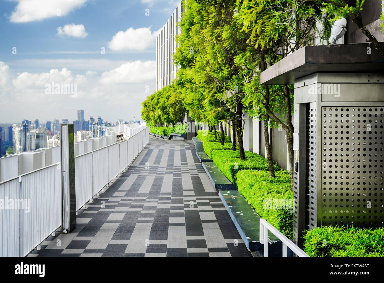Giardino sul tetto di Singapore. Terrazza esterna con parco panoramico Foto Stock