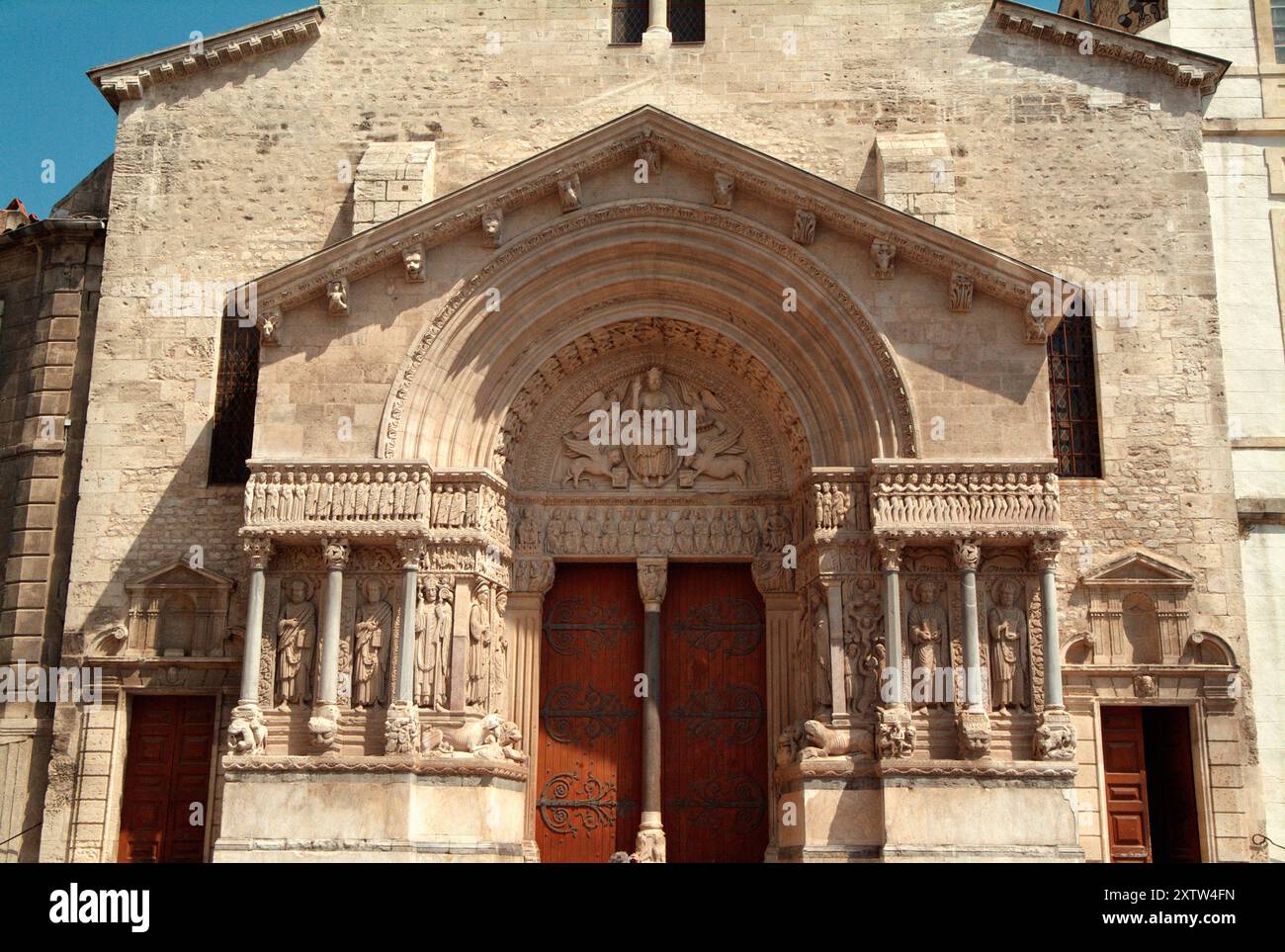 Chiesa di Saint-Trophime (St. Trophimus) (ex cattedrale). Costruito tra il XII e il XIV secolo, con elementi di architettura romanica e gotica Foto Stock