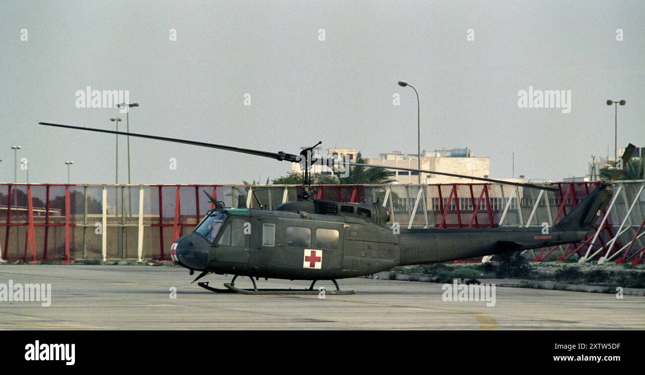 Prima guerra del Golfo: 6 marzo 1991 Un elicottero Iroquois dell'esercito statunitense Medevac Air Ambulance Bell UH-1N 'Huey' Iroquois presso l'Aeroporto Internazionale del Kuwait. Foto Stock