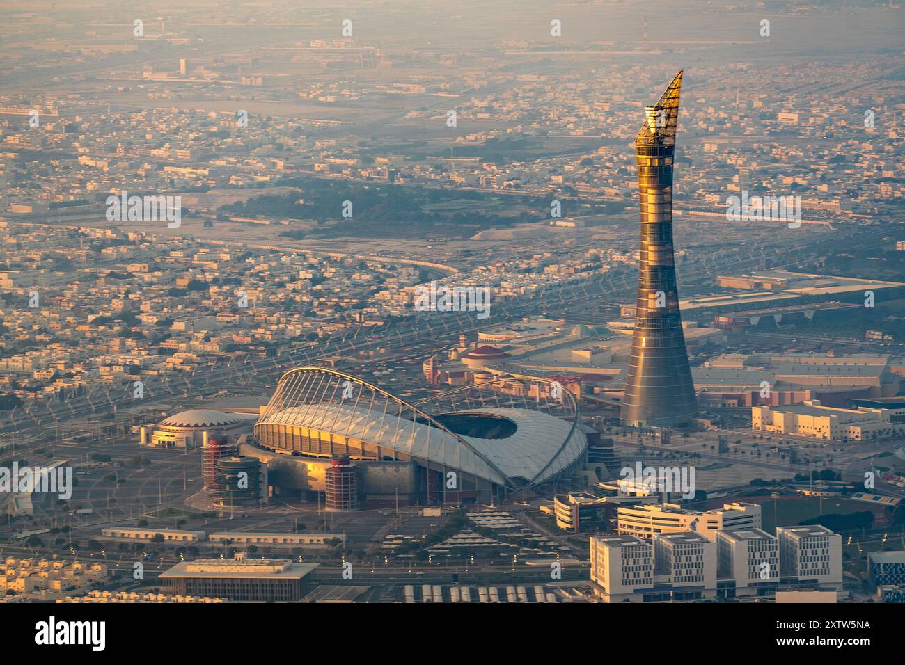 Vista aerea dello stadio internazionale Khalifa Aspire zone con Torch Doha Qatar Foto Stock