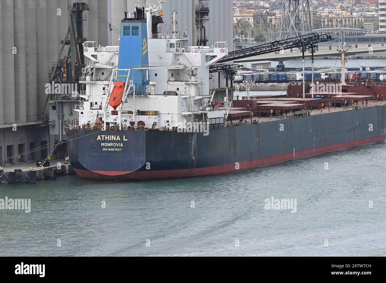 15 agosto 2024, Barcellona, Spagna, Athina L nave da carico ormeggiata nel porto di Barcellona Foto Stock