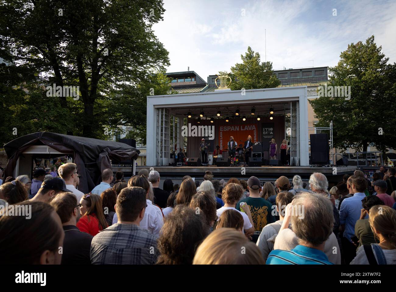 Helsinki. 15 agosto 2024. La gente guarda uno spettacolo durante la notte delle Arti in un parco di Helsinki, Finlandia, il 15 agosto 2024. La notte delle Arti si è svolta il 15 agosto ad Helsinki, celebrando quest'anno il suo 35° anniversario. Crediti: Matti Matikainen/Xinhua/Alamy Live News Foto Stock