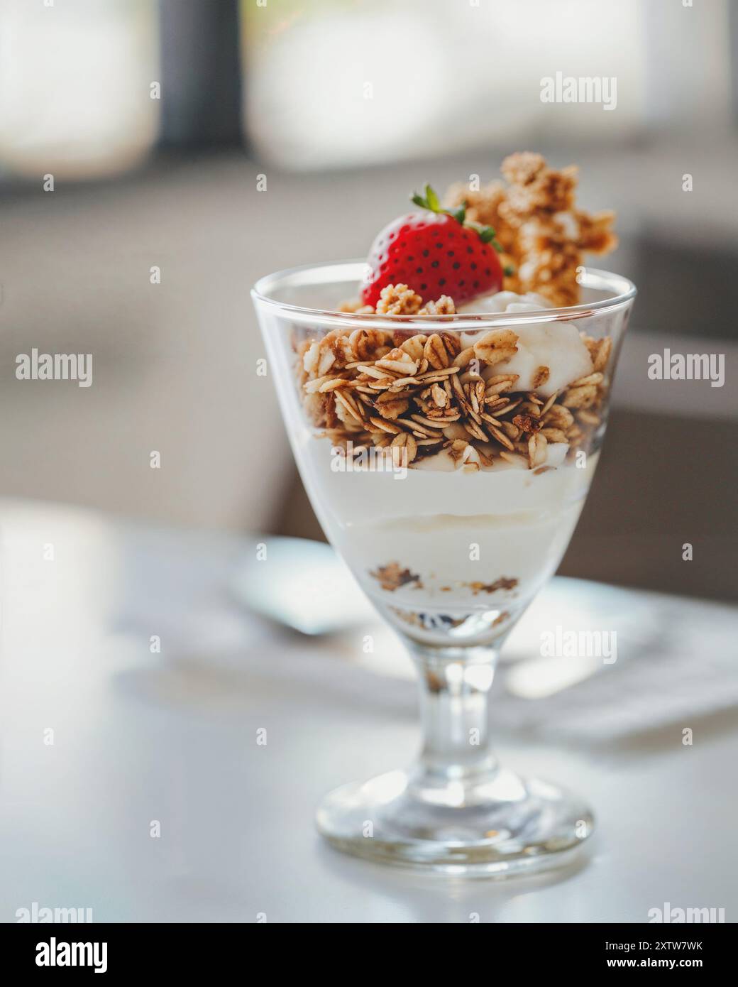 Un bicchiere pieno di muesli e yogurt, cibo sano, fotgrafia alimentare, nutrizionista, yogurt con muesli Foto Stock