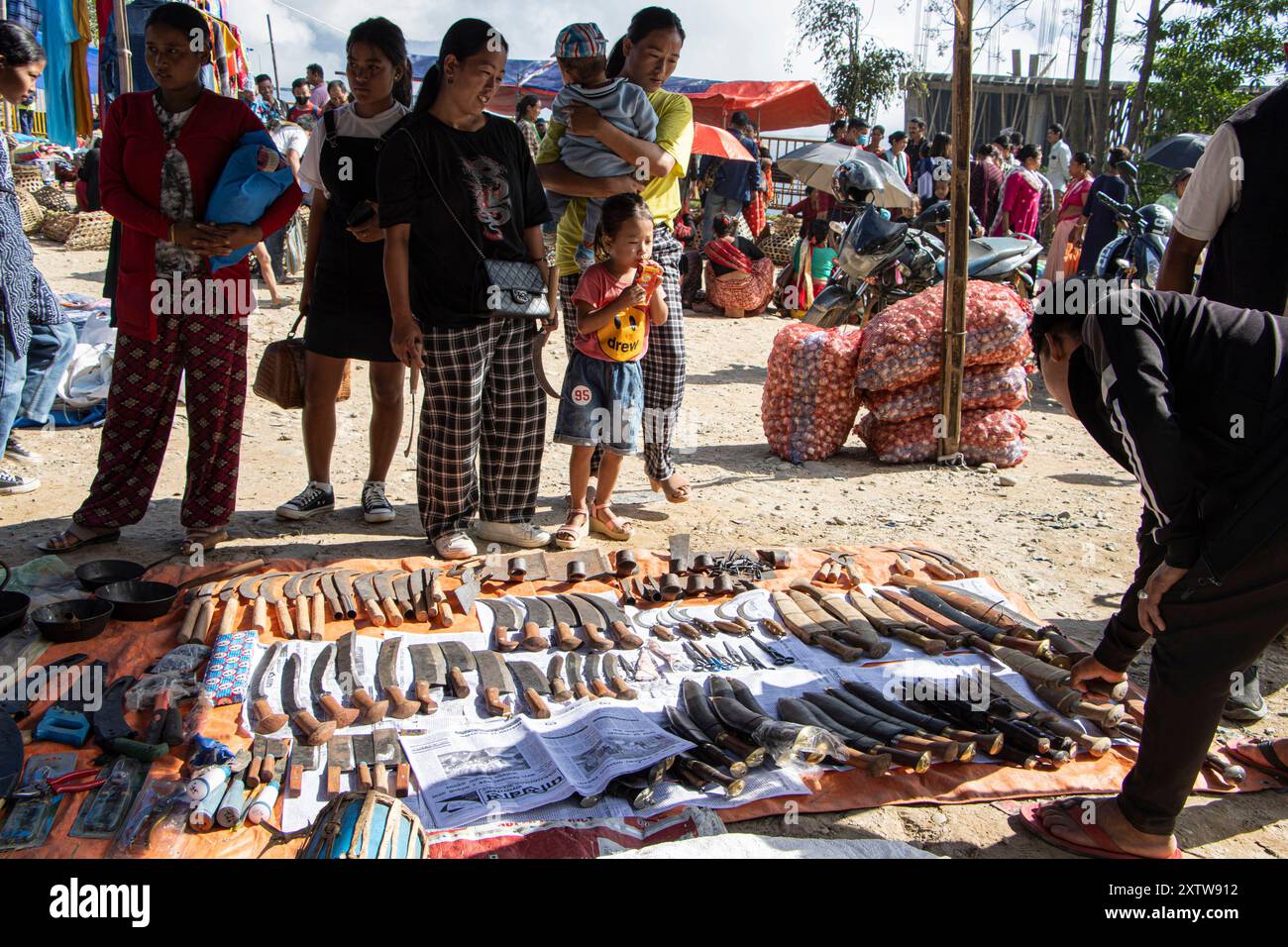 Coltelli artigianali di vario tipo: Khukuri, Khadga, Chuppi, falce, etc. al Haat Bazaar di Khandbari, Sankhuwasabha, Nepal. Foto Stock