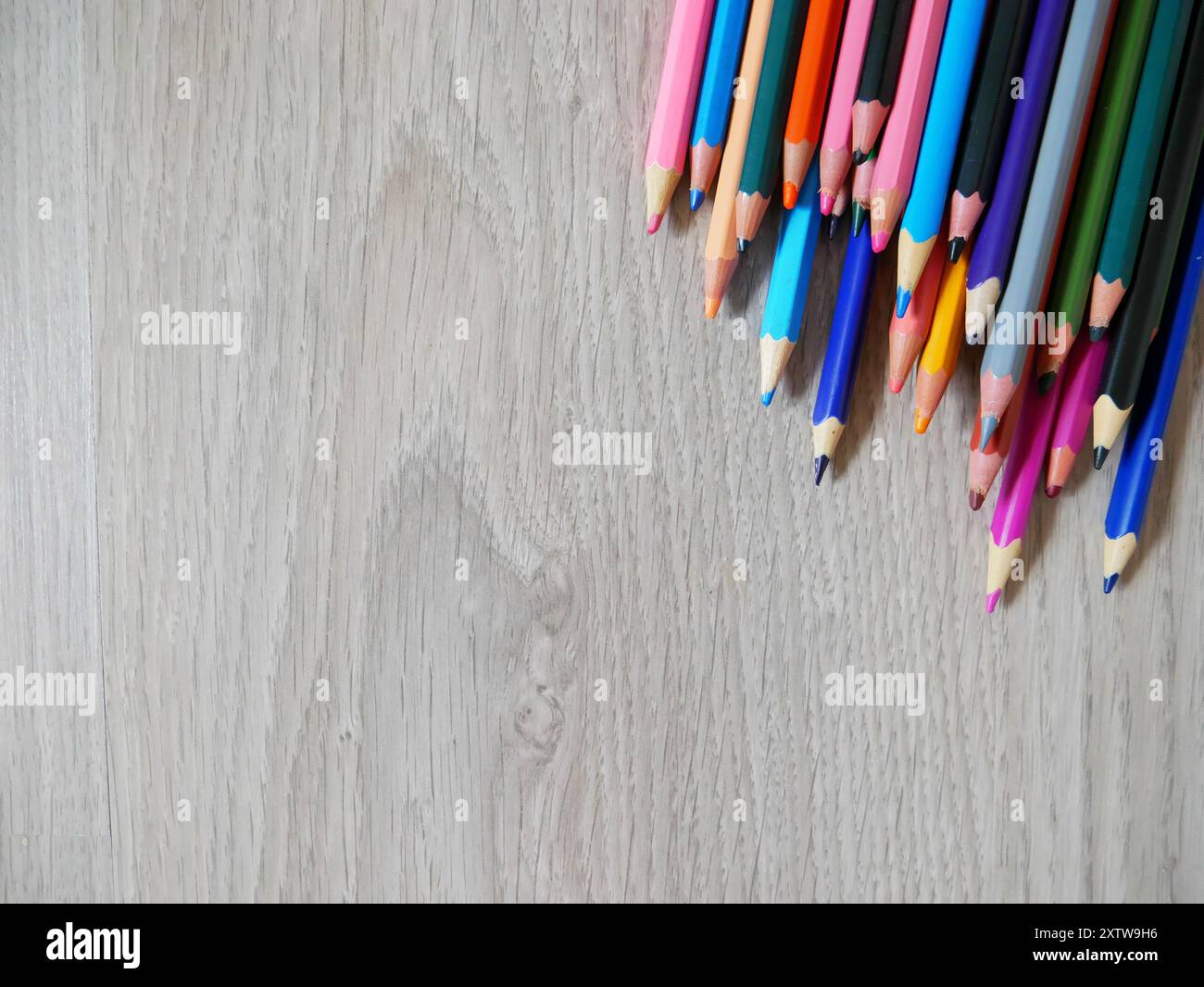 Foto di matite colorate su sfondo in legno per attività creative Foto Stock