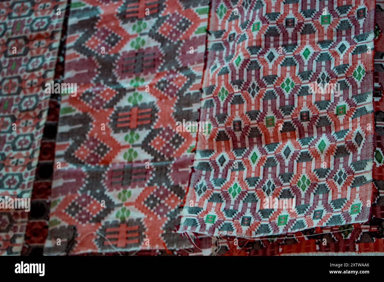 Questo design ikat è chiamato tessuto Dhaka originario di Palpa (Nepal occidentale) presso Haat Bazaar a Khandbari, nel distretto di Sankhuwasabha. Nepal. Foto Stock